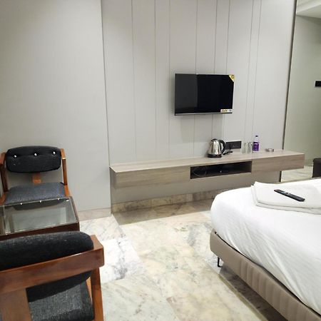 Hotel Statusinn, Ichalkaranji Bagian luar foto