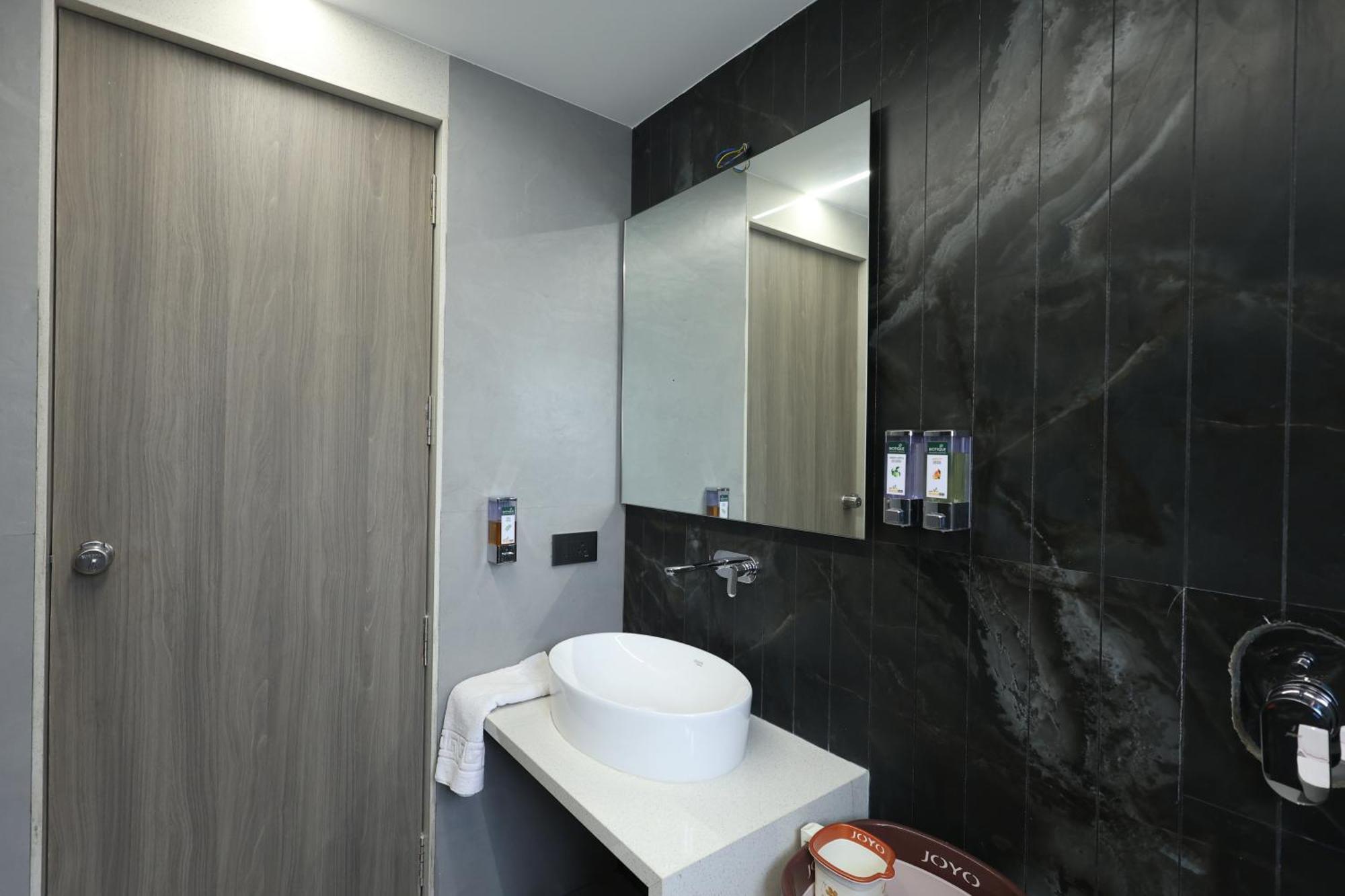 Hotel Statusinn, Ichalkaranji Bagian luar foto