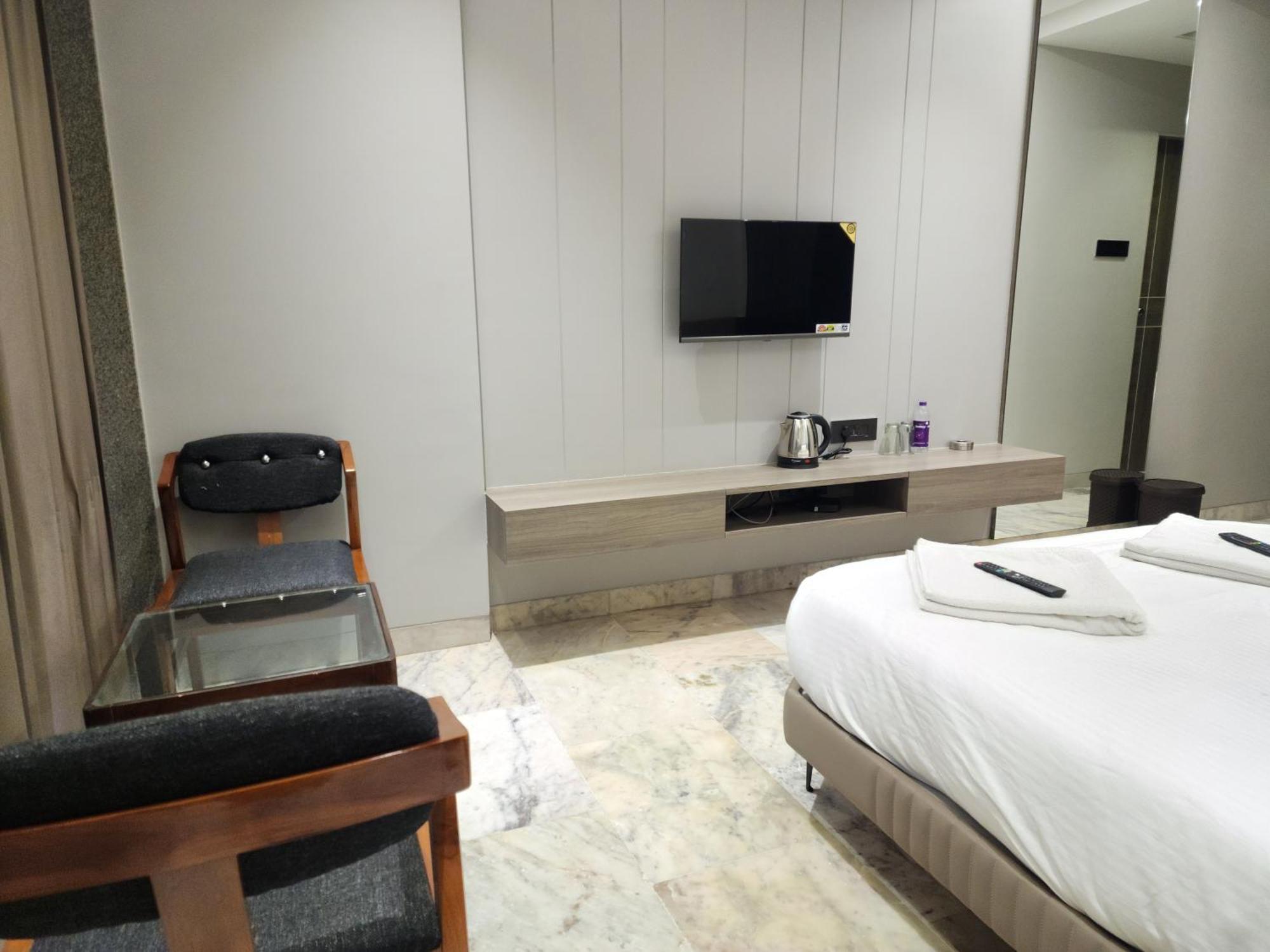 Hotel Statusinn, Ichalkaranji Bagian luar foto