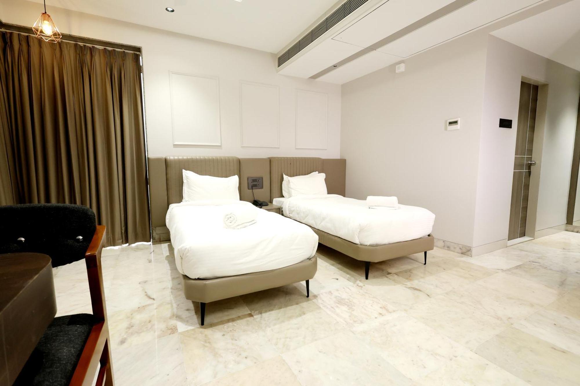 Hotel Statusinn, Ichalkaranji Bagian luar foto