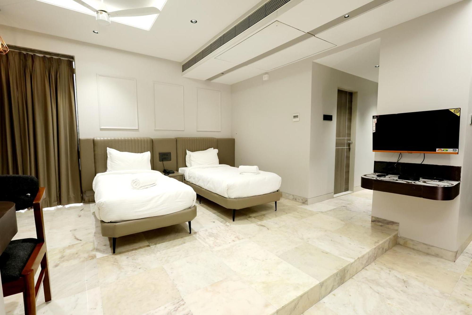 Hotel Statusinn, Ichalkaranji Bagian luar foto