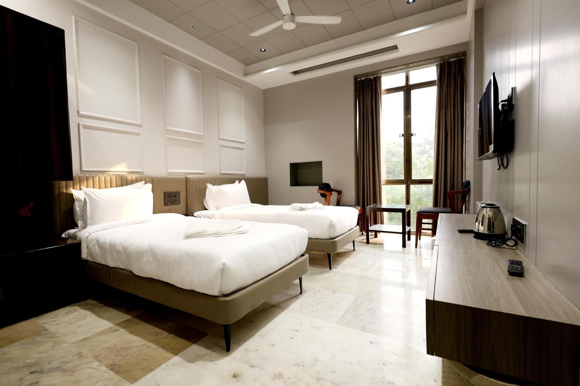 Hotel Statusinn, Ichalkaranji Bagian luar foto