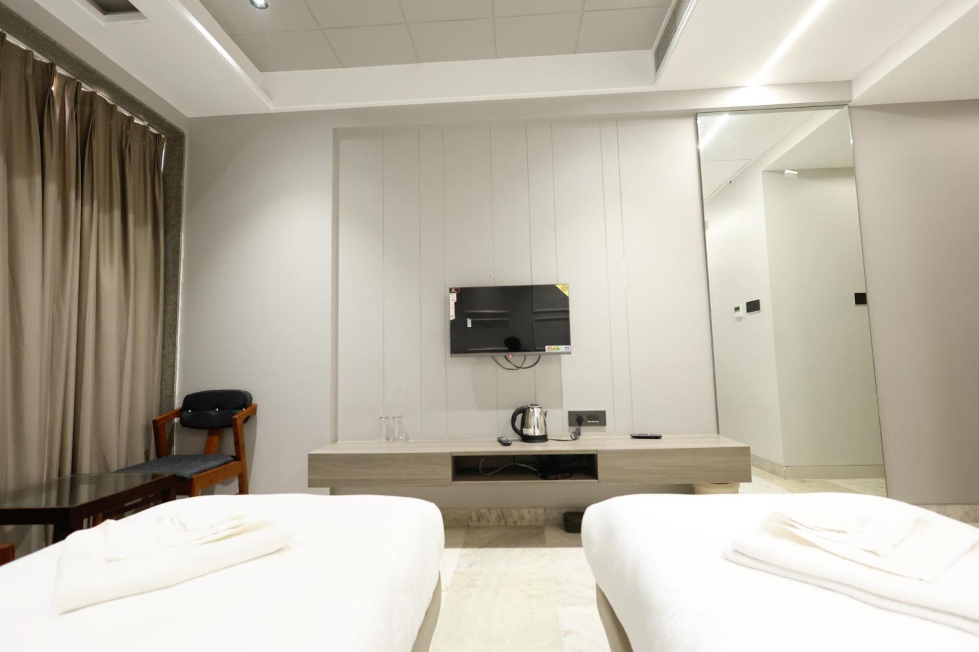 Hotel Statusinn, Ichalkaranji Bagian luar foto