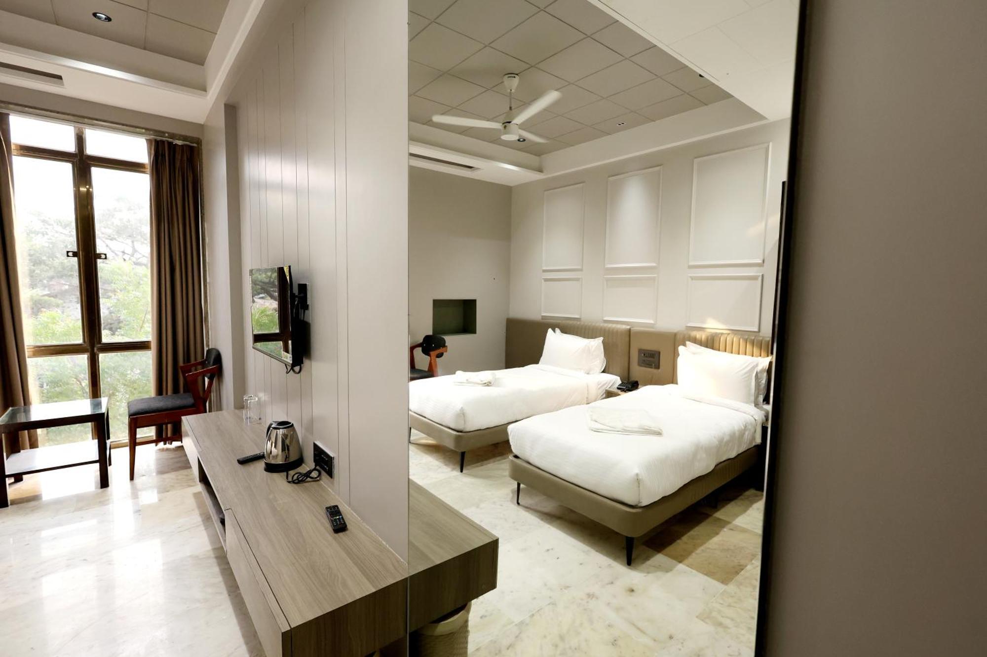 Hotel Statusinn, Ichalkaranji Bagian luar foto