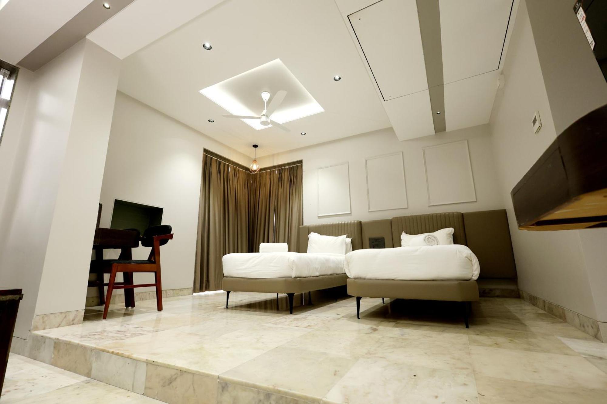 Hotel Statusinn, Ichalkaranji Bagian luar foto