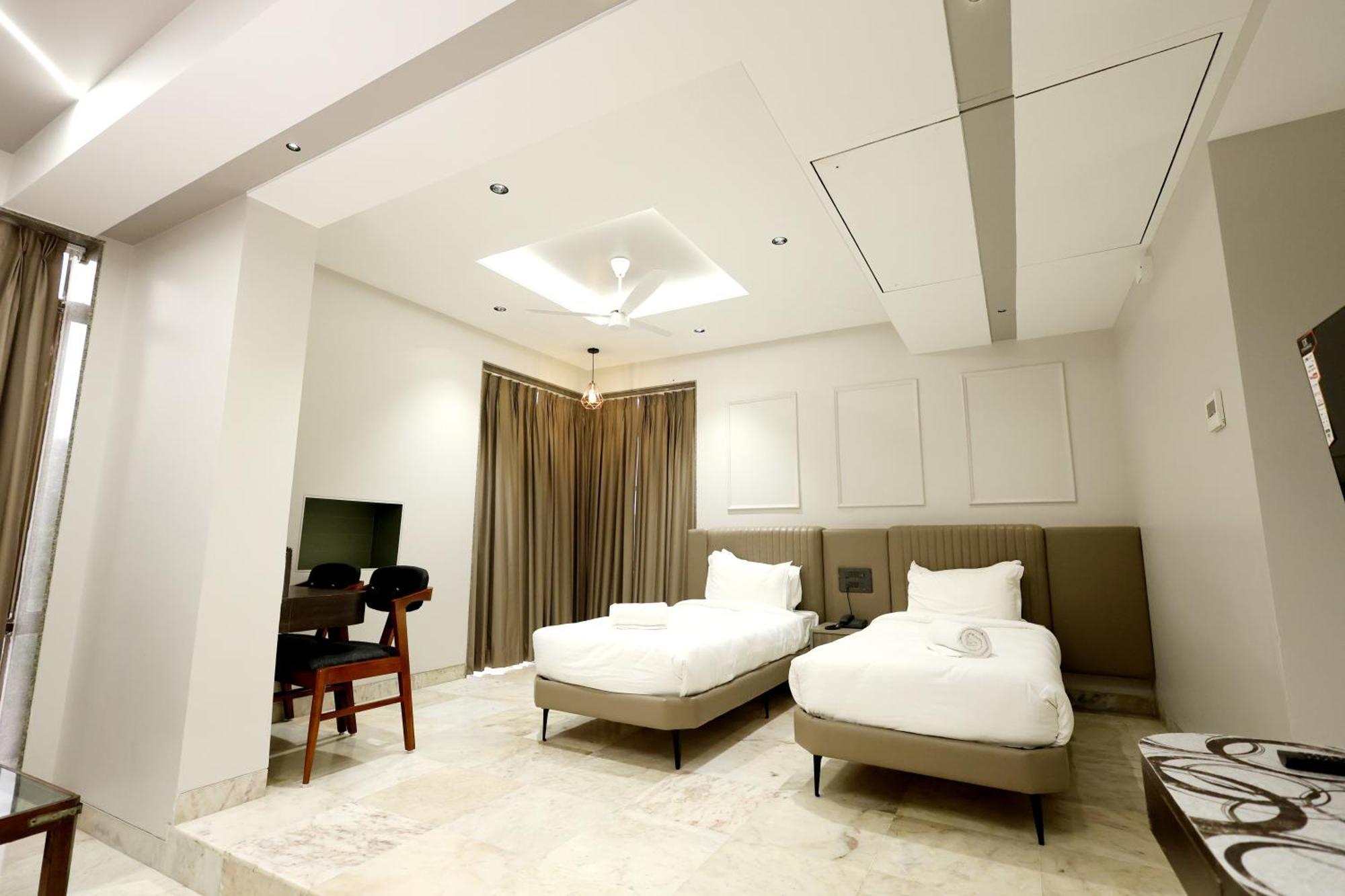Hotel Statusinn, Ichalkaranji Bagian luar foto