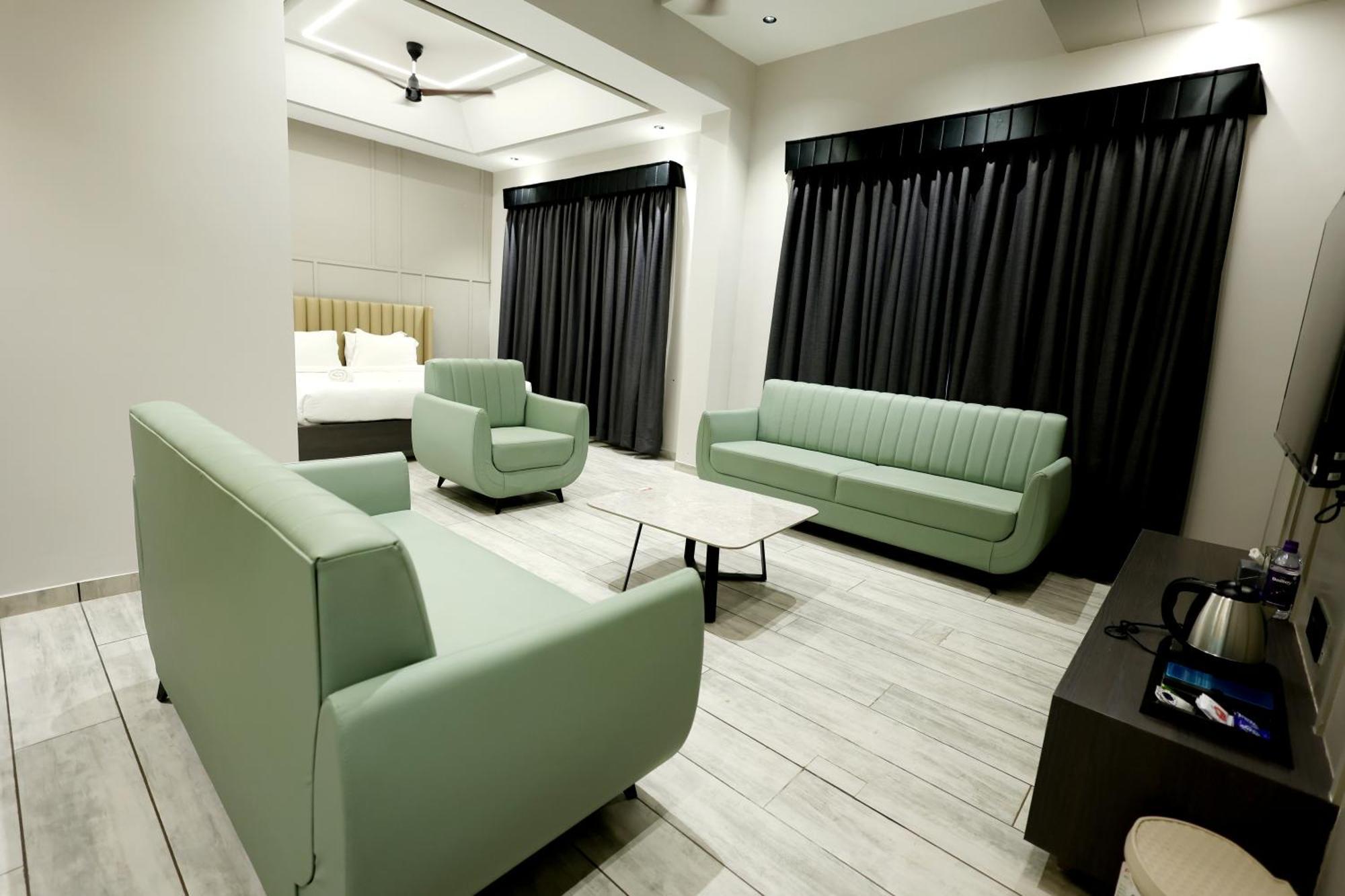 Hotel Statusinn, Ichalkaranji Bagian luar foto
