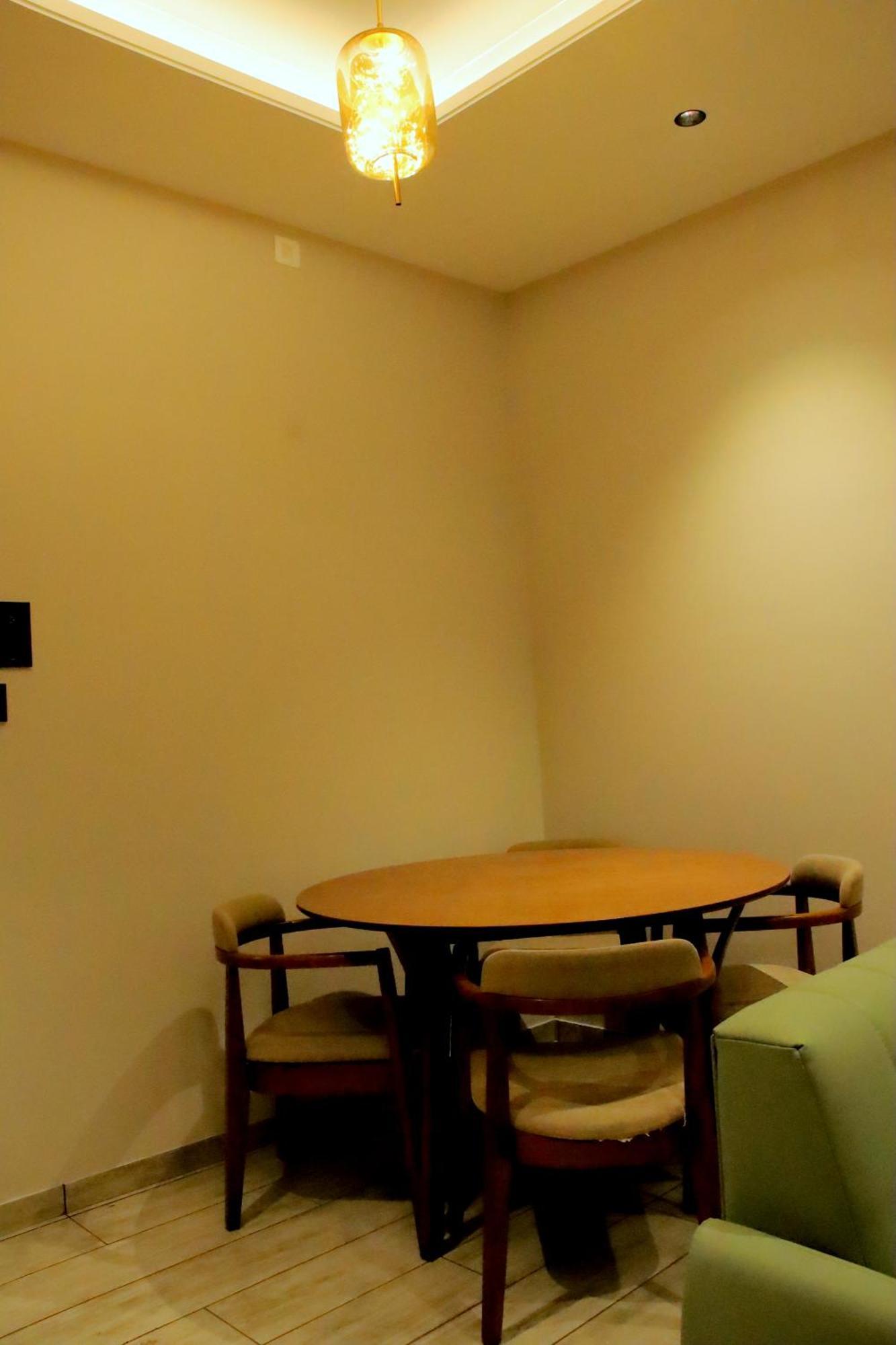 Hotel Statusinn, Ichalkaranji Bagian luar foto