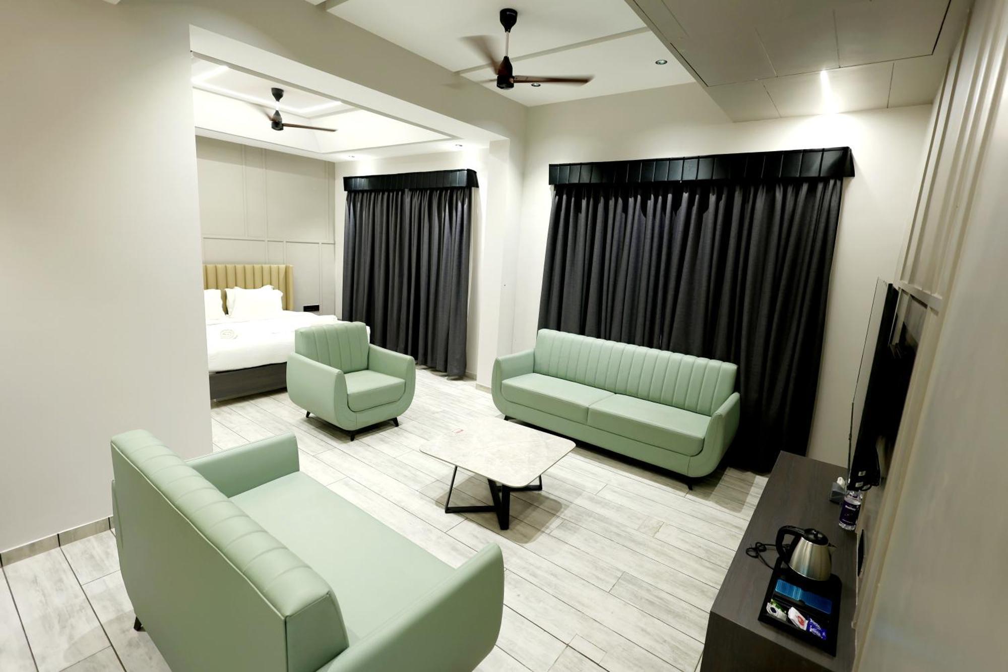 Hotel Statusinn, Ichalkaranji Bagian luar foto