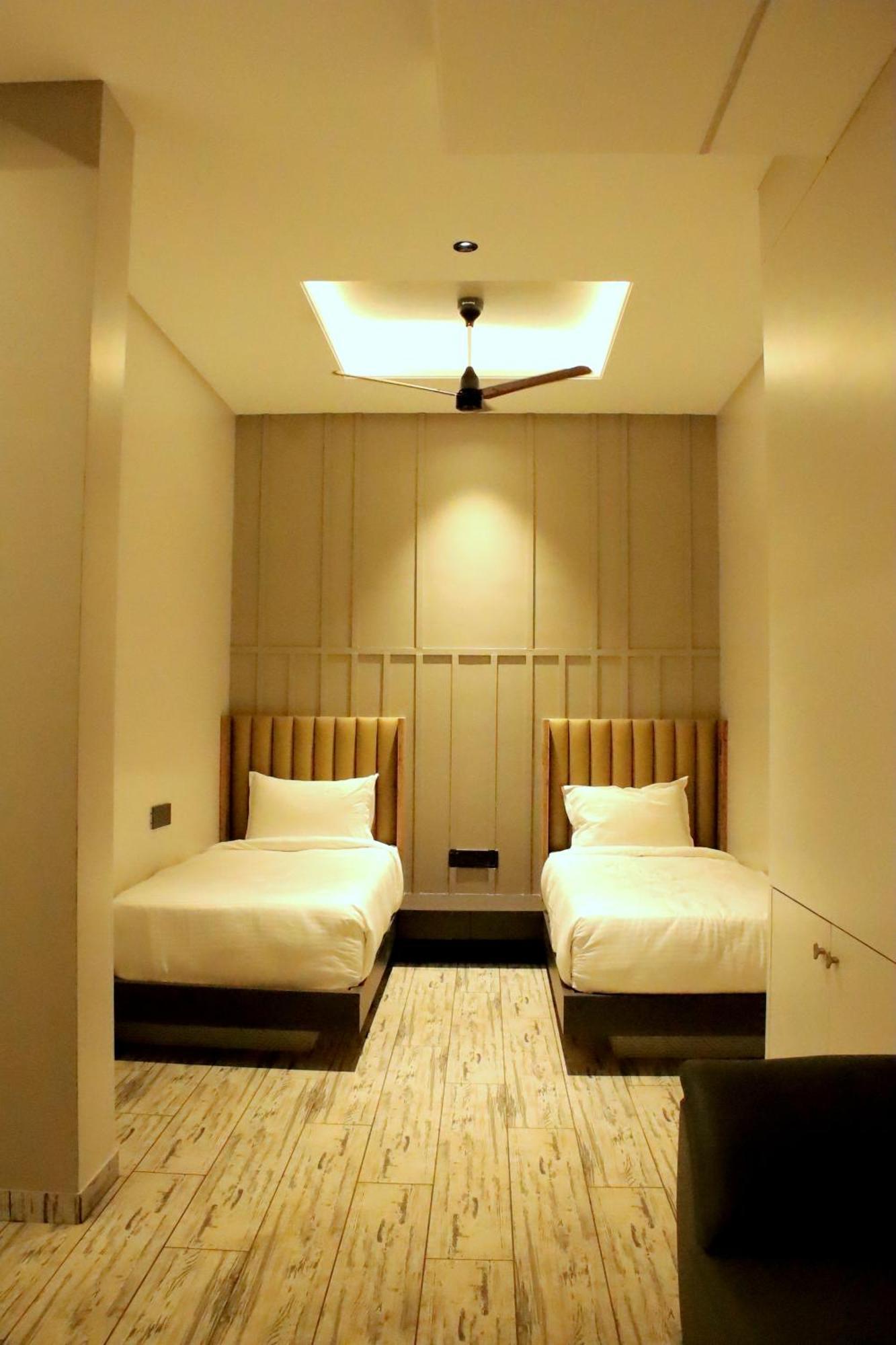 Hotel Statusinn, Ichalkaranji Bagian luar foto