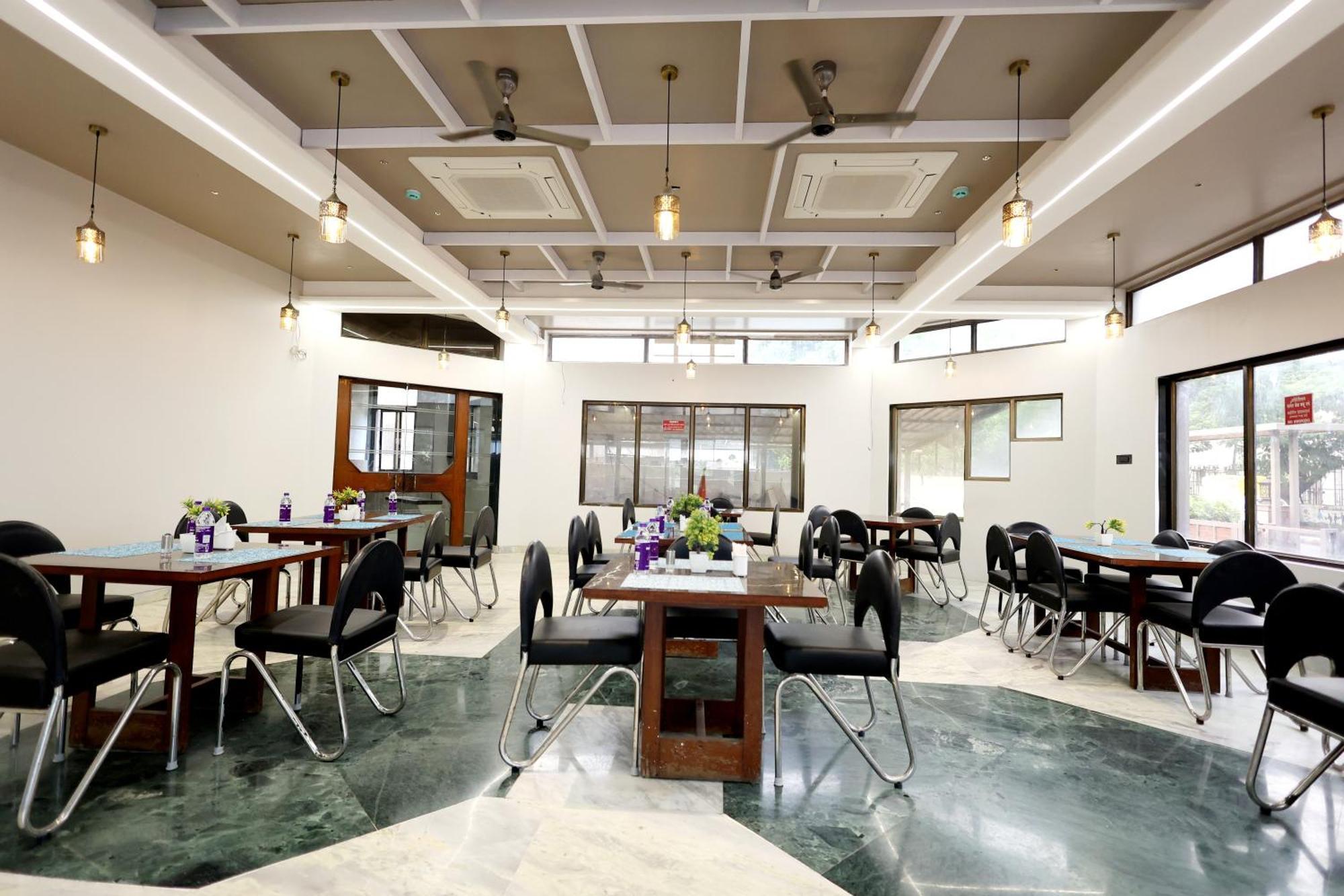 Hotel Statusinn, Ichalkaranji Bagian luar foto
